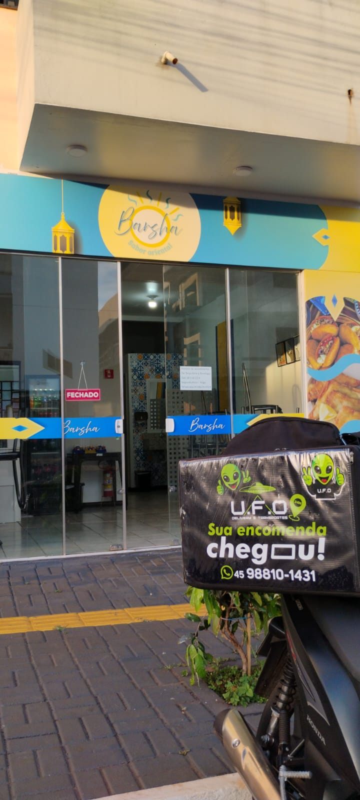 Baú de entrega da UFO em frente ao restaurante Barsha