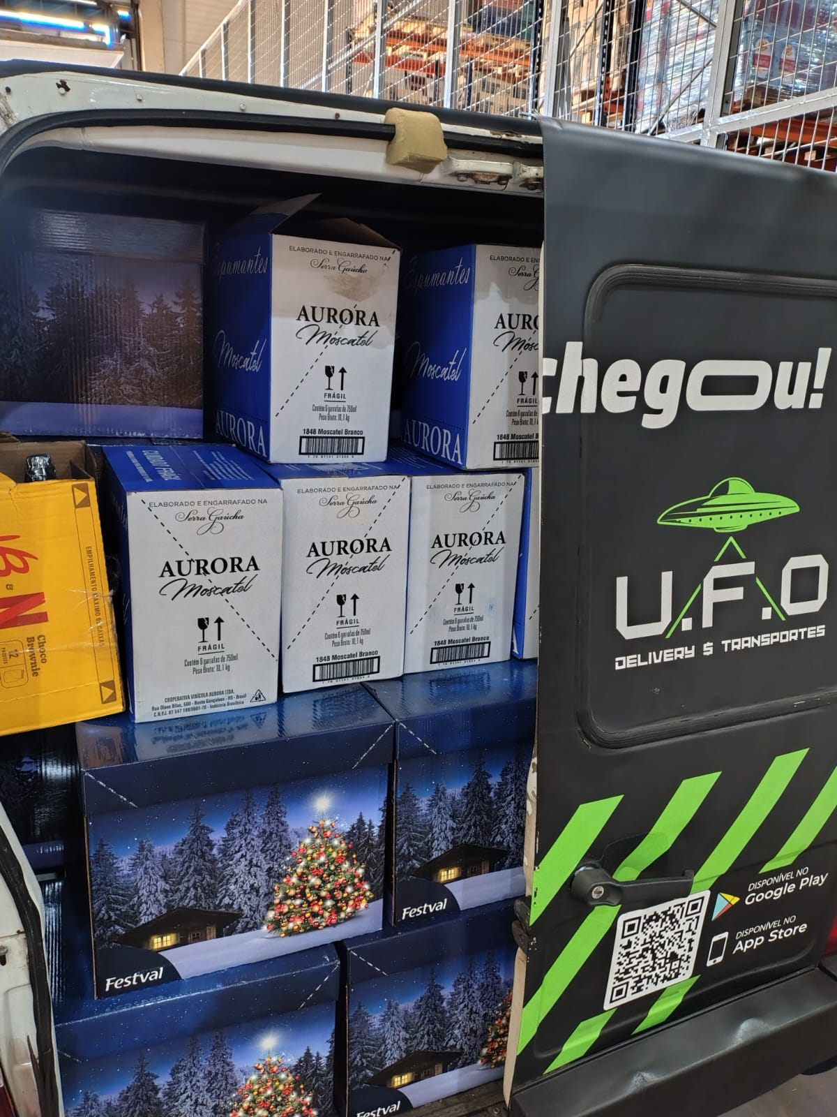 Van da UFO Delivery e Transportes carregada com caixas do Festval