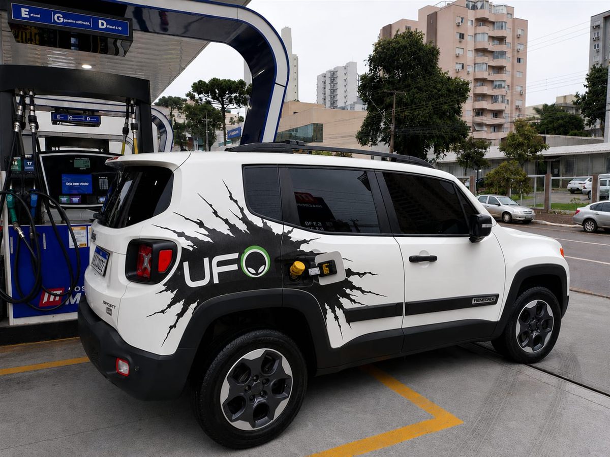 Veículo da frota UFO abastecendo